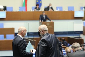 С изключително неприятна разпра изпълнена с нападки и откровени обиди