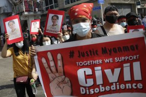 Полицията използва водно оръдие срещу стотиците протестиращи в столицата на