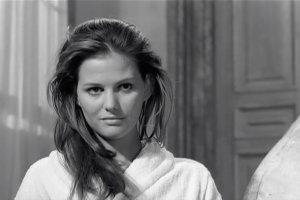 Кината отвориха след над двумесечна пауза тази седмица но угрозата