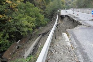 Поредно пропадане заради неукрепена земна маса доведе до затваряне на