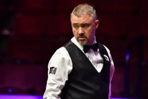 Седемкратният световен шампион Стивън Хендри се завръща в професионалния снукър