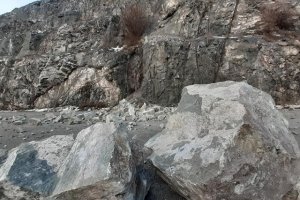 Пореден пътен участък у нас бе засегнат от паднали камъни