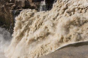 Хималайски ледник се свлече и предизвика наводнение с над 100