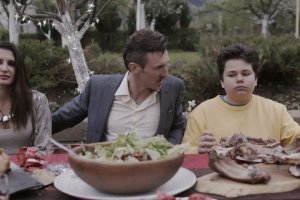 Дебютът с претенциозно заглавие Дани Легенда Бог бе показан на