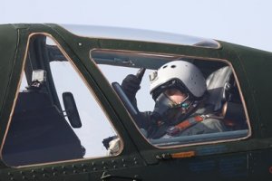 Министърът на отбраната Красимир Каракачанов се повози на един от