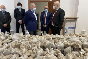 Задържано е огромно количество наркотици – близо 400 кг  хероин на стойност около 32 млн лв  Това написа главният