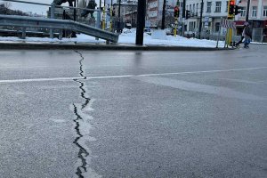 По платното на кръстовището на Лъвов мост има дълбоки напуквания
