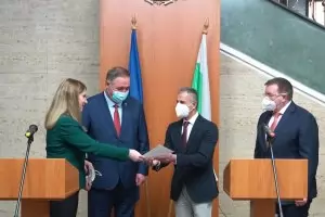 Д-р Заргар получи българско гражданство пред двама министри
