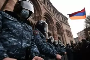 Противници на арменския премиер нахлуха в правителствена сграда