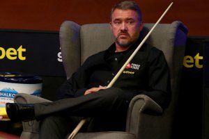 Девет години по късно легендата Стивън Хендри се завръща в професионалния