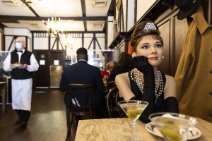 Отварянето на ресторантите и отмяната на задължителните маски са свързани