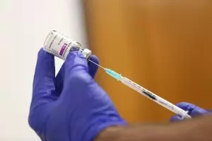 Защо някои държави продължиха с ваксинациите с „АстраЗенека“? 