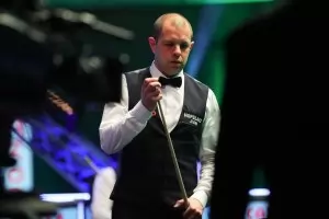 Ястреба изхвърли Асото от колодата в Уелс