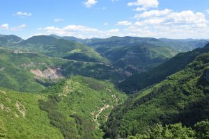 В Искърското дефиле сега дърветата са едва напъпили а пътеките