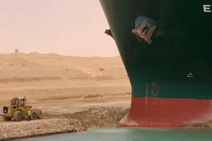 400 метров товарен кораб препречи тази сутрин Суецкия канал в Египет