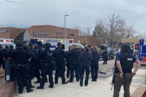 Най малко десет души включително и един полицай са убитите при