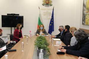 На фона на вихрещата се трета COVID вълна вицепремиерът Марияна Николова уговаря