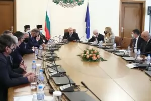 Кабинетът продължава с предизборното раздаване на пари