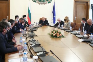 Днешното правителствено заседание е поредното на което премиерът демонстрира как подпомага