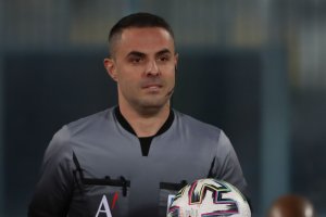 Във футбола съдиите обикновено плащат за своите грешки В нормалните