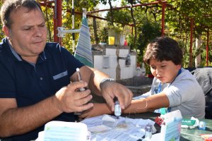 Двама родители повиват след къпане четиримесечното си бебе До него