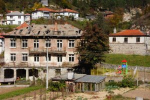 Тя грееше отдалеч – прясно боядисана в зелено червено и