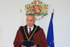 Конституционният съд учредява почетни отличия които се уреждат с вътрешни