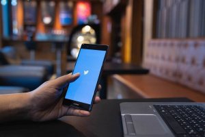 Русия забави от днес работата на социалната мрежа Туитър за