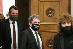 Депутатите на Слави Трифонов започнаха сериозно да се объркват какво