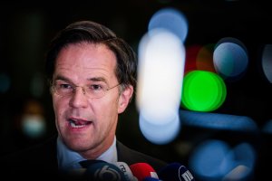 Нидерландският служебен министър председател Марк Рюте оцеля на косъм във вот на