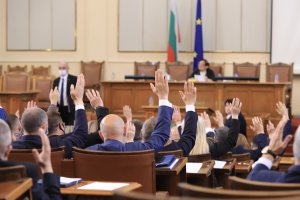 Първото заседание на новото 45 о Народно събрание се провежда в момента в старата