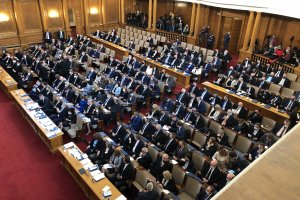 Отиващото си 45 о НС ще обсъжда днес промените в закона