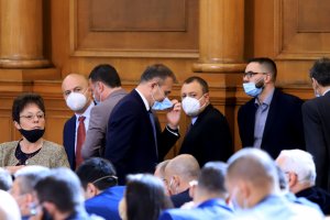 В страхотен абсурд се изроди идеята на Мая Манолова от