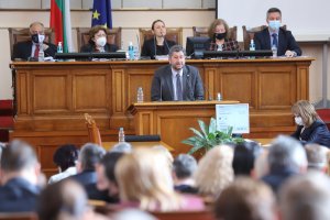 Поредица от скандали разтърсиха пленарната зала на Народното събрание заради