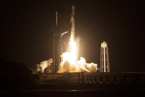 Корабът Дракон на американската частна космическа компания SpaceX на милиардера
