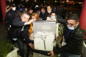 Управляващата Социалистическа партия на премиера Еди Рама бележи победа след вчерашните