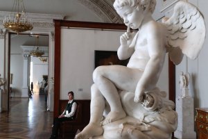 Голите скулптурни фигури развращават непълнолетните Музеят да ги прибере в