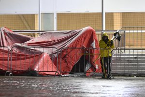 Опашки от чакащи огромно напрежение и ужасяващо много изборни протоколи