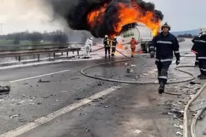 Сблъсък между два тира затвори за часове магистрала Тракия