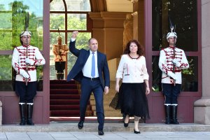 Не му върви на Румен Радев с мандатната рулетка След