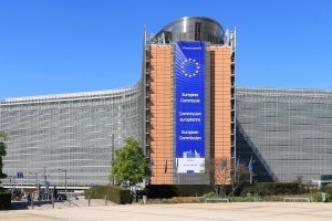 Европейската комисия ЕК се готви за съдебни действия срещу АстраЗенека съобщи
