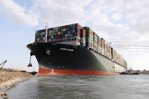 Управата на Суецкия канал арестува днес контейнеровоза Евър Гивън заради