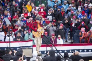 Музикантът Тед Нюджънт който до скоро наричаше коронавирусната пандемия измама призна че