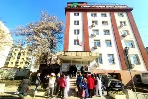 Опозицията поиска мерцедеса на Фандъкова за разнос на ваксини