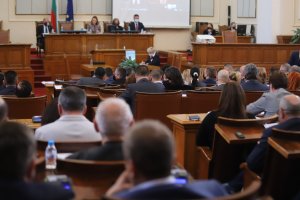 Всички публични назначения от висши магистрати до служители в