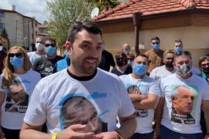 Младежи от МГЕРБ се събраха днес пред дома на премиера