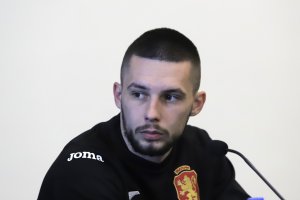 Селекционерът на националния отбор Ясен Петров даде ясен знак че