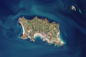 Два британски военноморски патрулни кораба пристигнаха край бреговете на остров Джърси  част