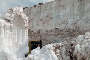 Снежна покривка която на места достига 8 метра блокира пътища