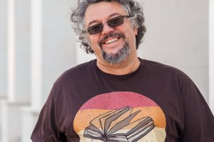 Манол Пейков е издател съсобственик на издателство Жанет 45 преводач